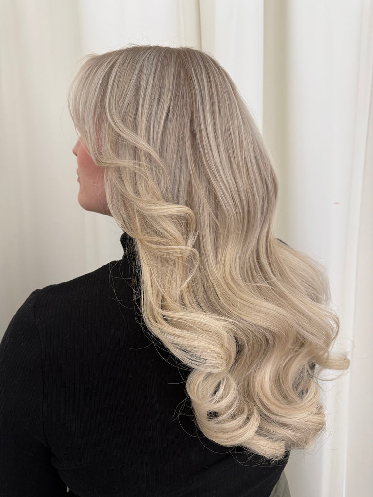 Balayage haut de gamme à Québec au salon Le Confessionnal – blond lumineux et foilyage professionnel.