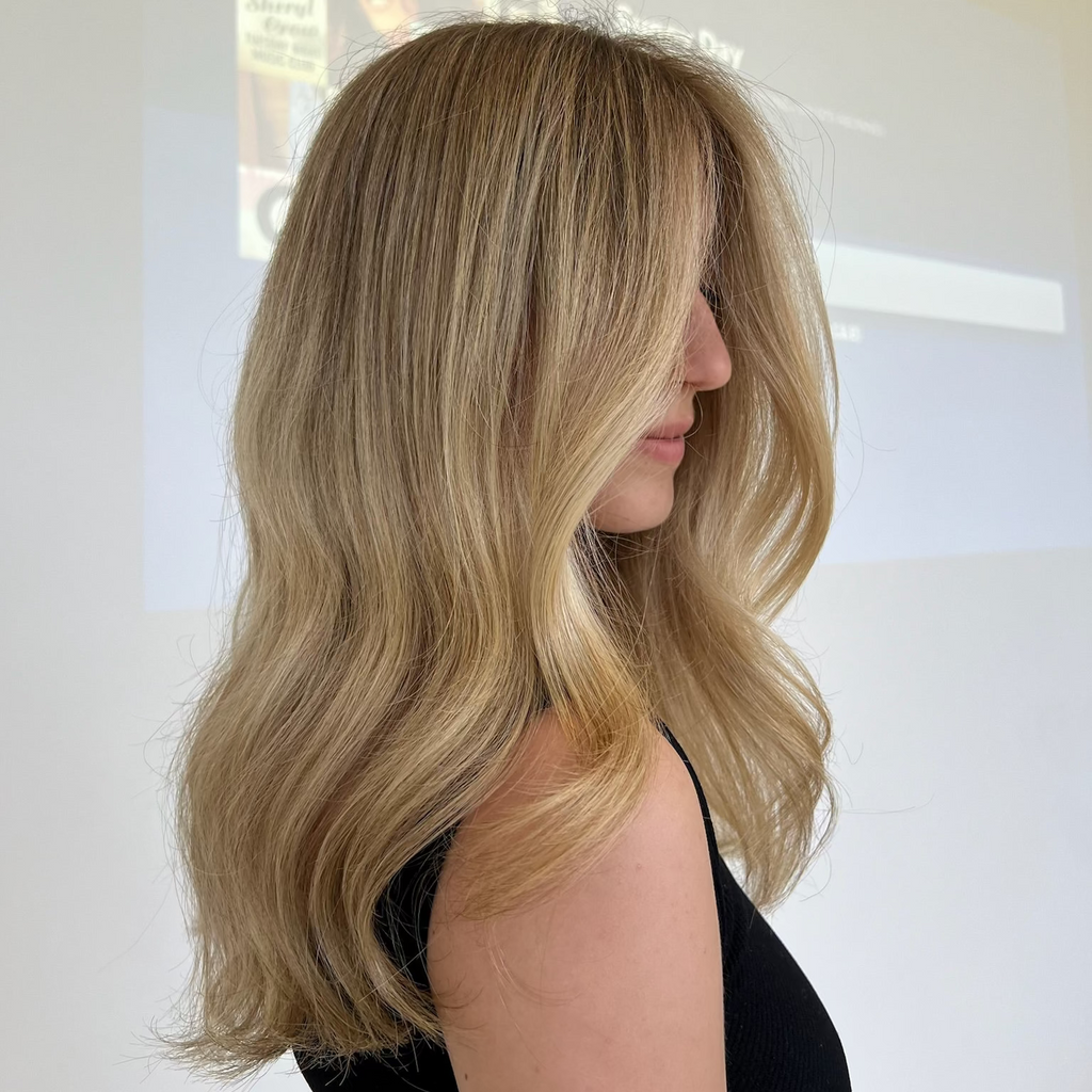 Balayage haut de gamme à Québec au salon Le Confessionnal – blond lumineux et foilyage professionnel.